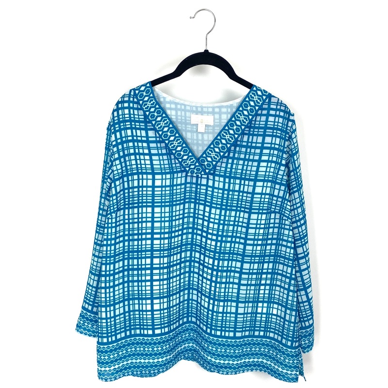 Blue And White Abstract V-Neck Blouse – Medium/Large Medium (size 10/12)