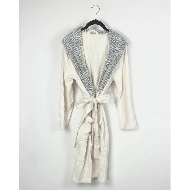 White And Gray Sherpa Robe – Small