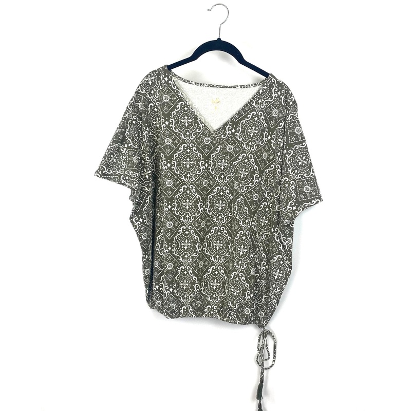 Green And White Abstract T-Shirt – Small/Medium