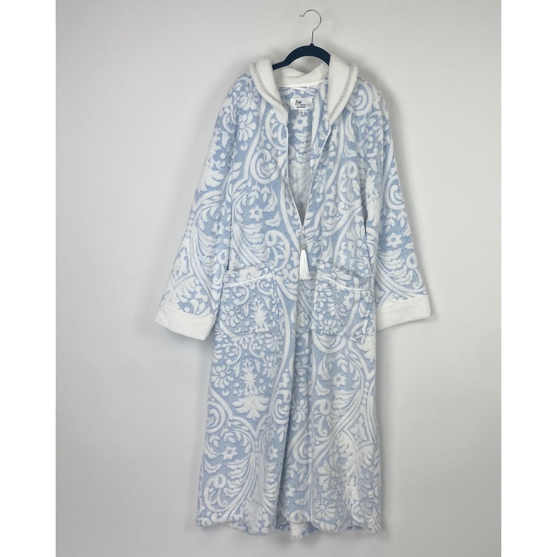 Collection Soft Blue And White Long Sleeve Robe With Abstract Details – Small