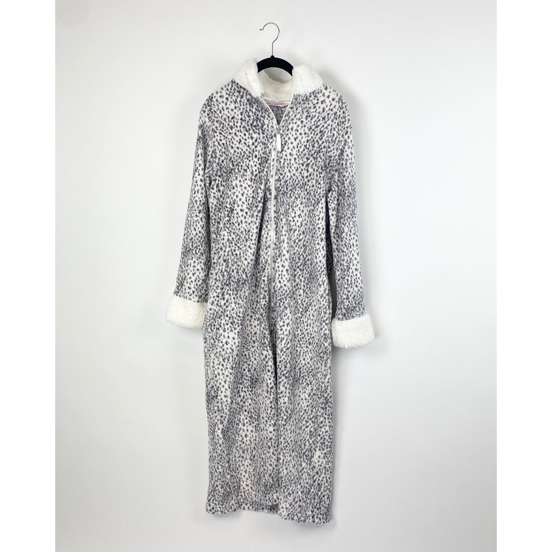 Grey And White Cheetah Zip Robe – Size 6/8