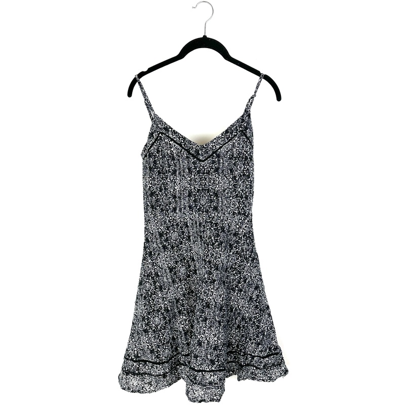 Black And White Pattern Dress – Size 4-6 Small (Size 4-6)