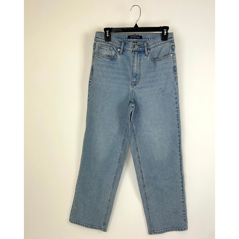 Light Wash Straight Leg Jeans – Size 28 Waist